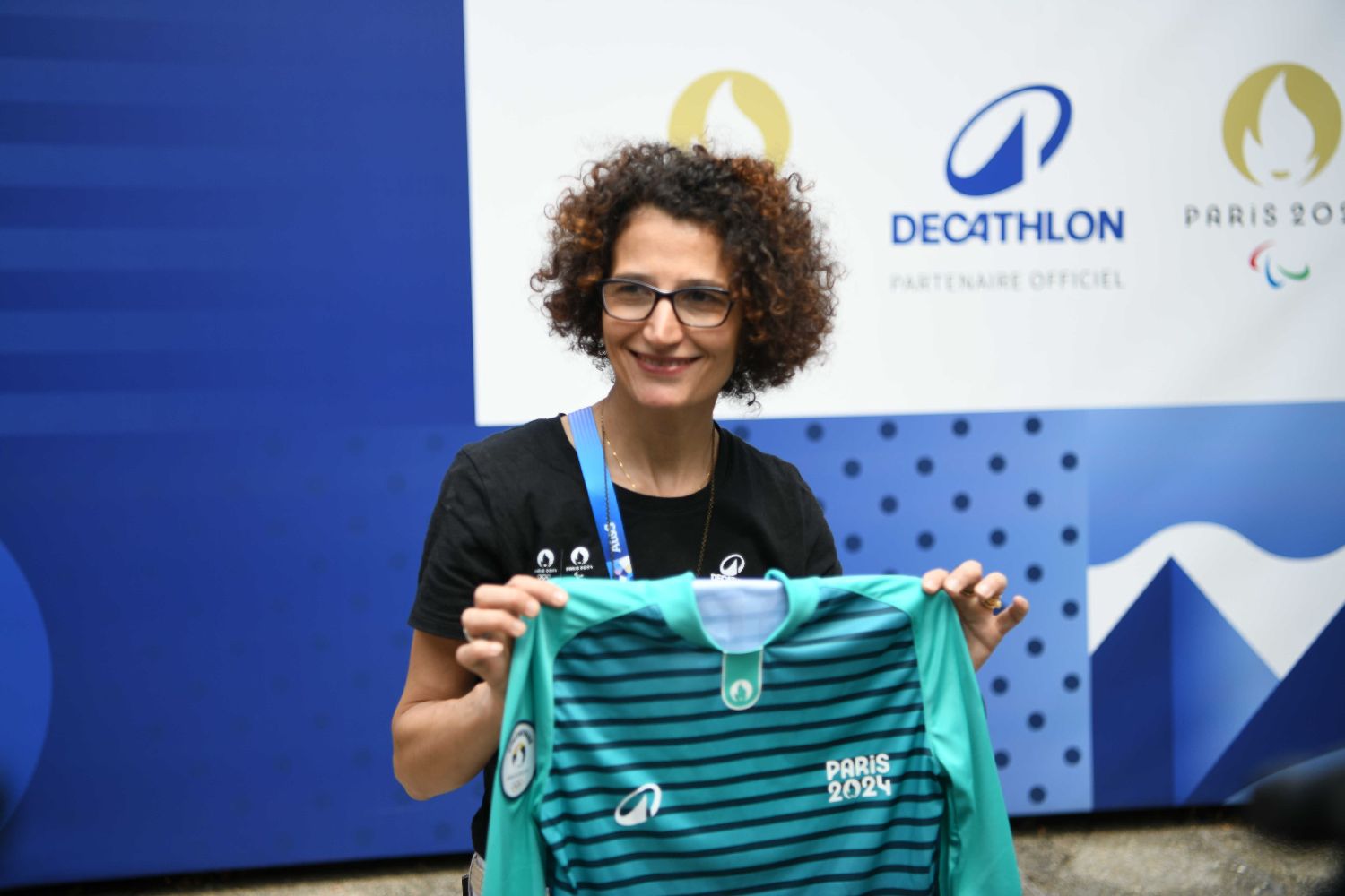 巴黎奥运揭秘巴黎奥运志愿者装备分发中心：百万件装备如何发放？