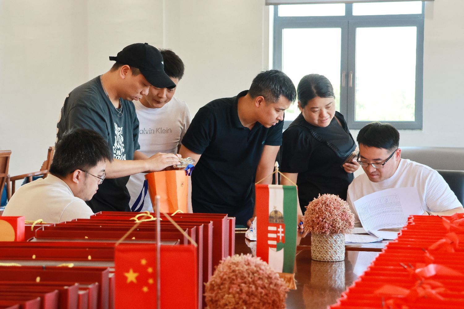 Hungarian Lishui Qingtian Hometown Association members enjoying mooncakes